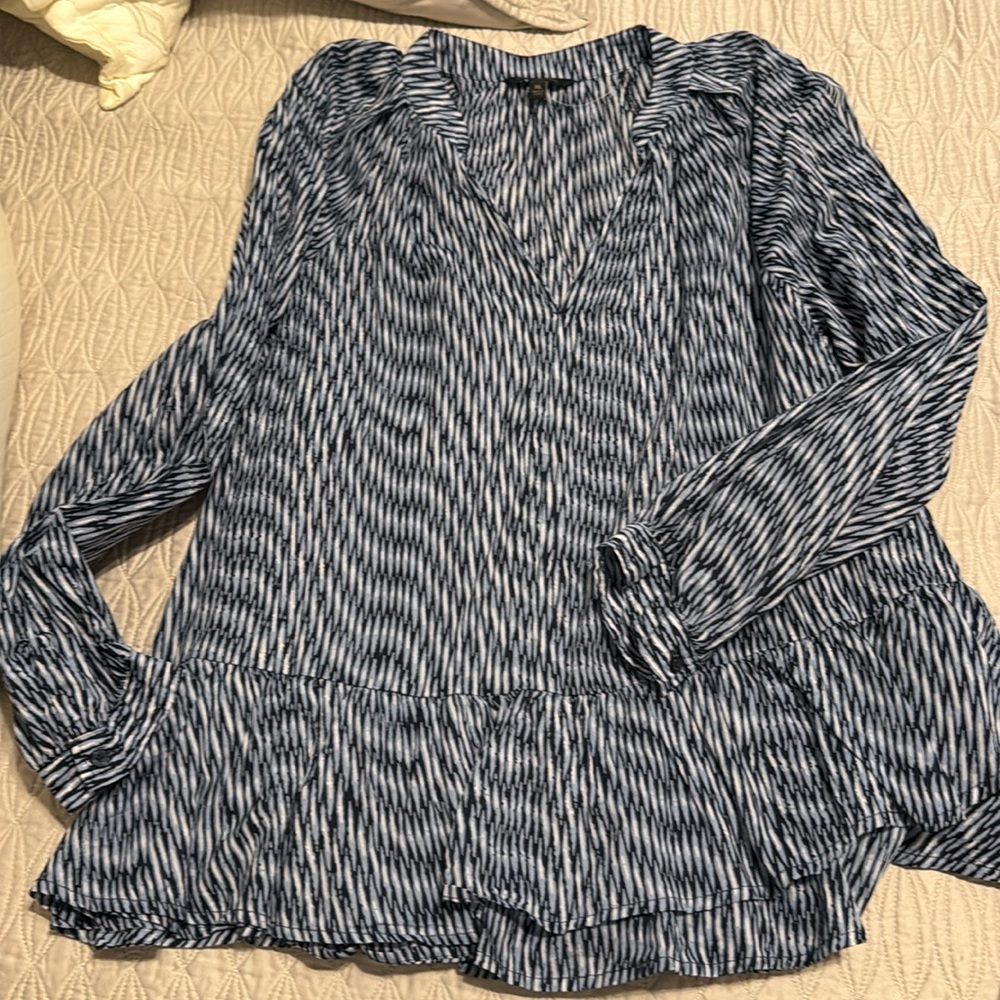 Banana Republic Vneck top. Bottom ruffle detail. Sz XL